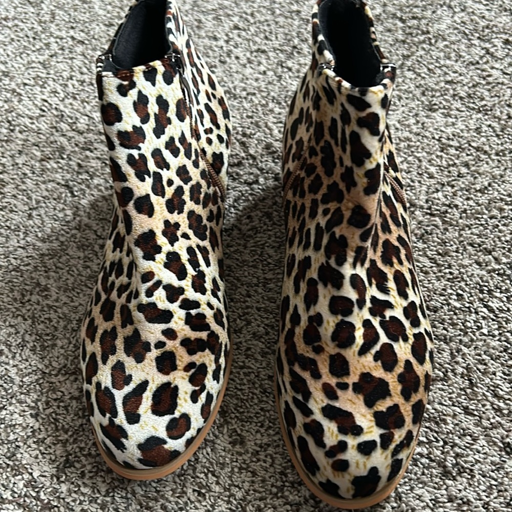 Size 40 -8.5 US Like new, worn once, animal multicolor animal print